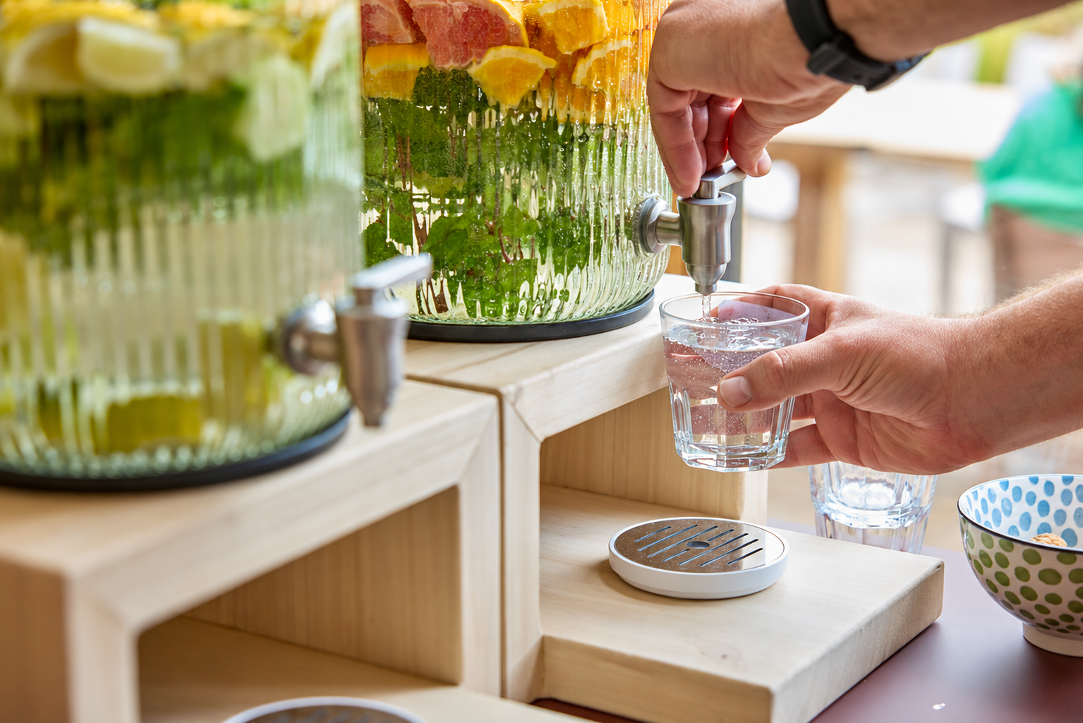 Een glas fruitwater tappen bij PEPPELS