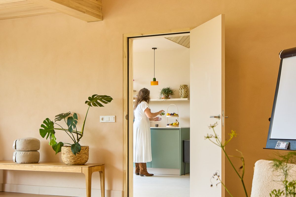 Doorkijk naar de keuken