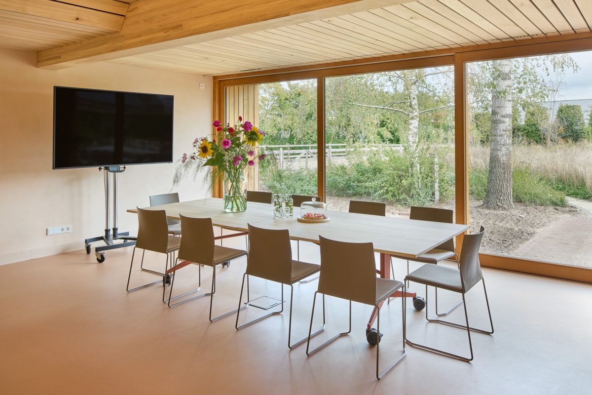 Vergadertafel met uitzicht op de tuin